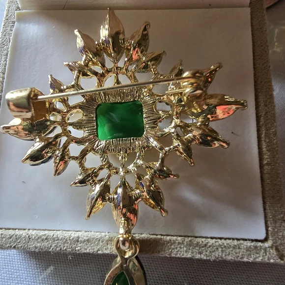 Elegant Green and Gold Brooch - Picture 2 of 2